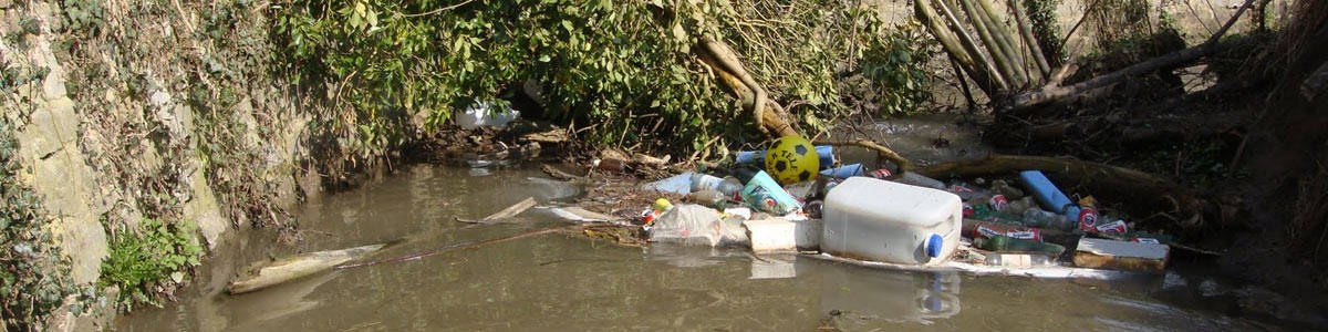 déchets dans le cours d'eau